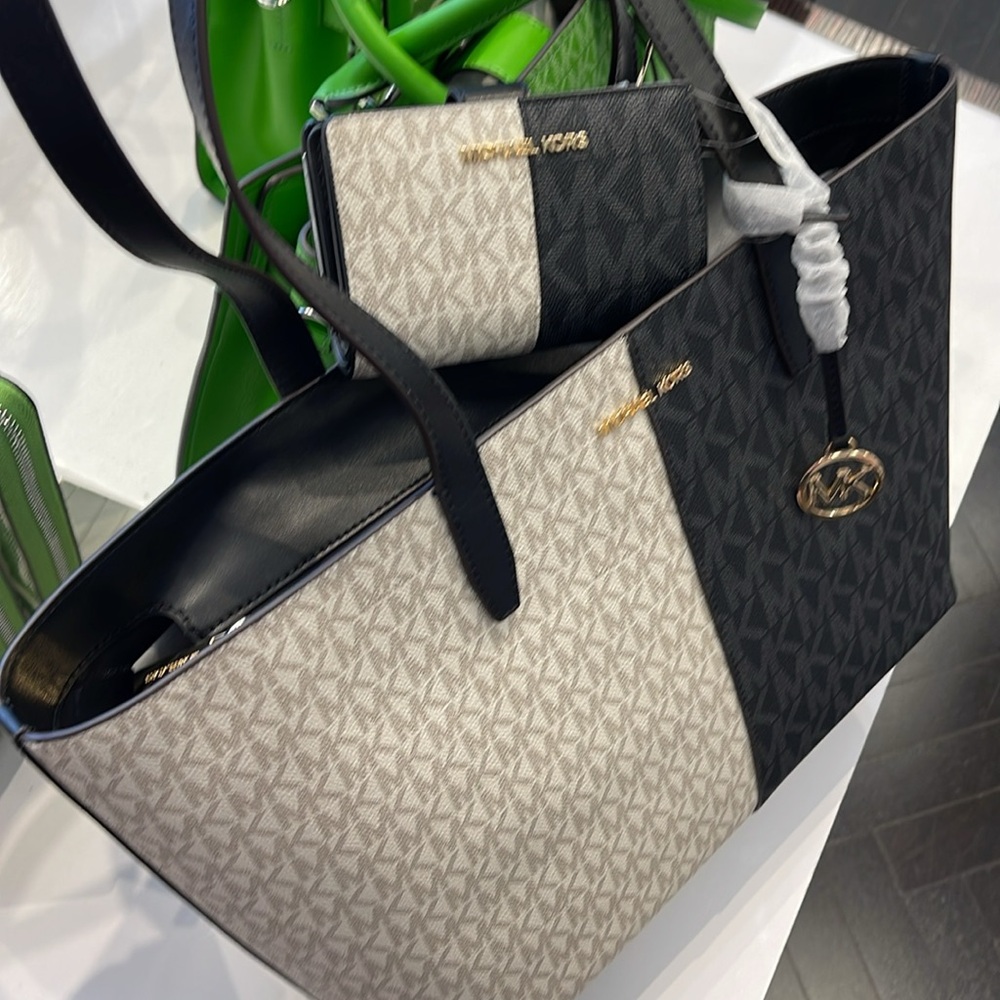 Michael Kors Jet Set Medium Two-Tone Logo Tote
&
Medium Two-Tone Logo Wallet
NWT - Picture 9 of 16
